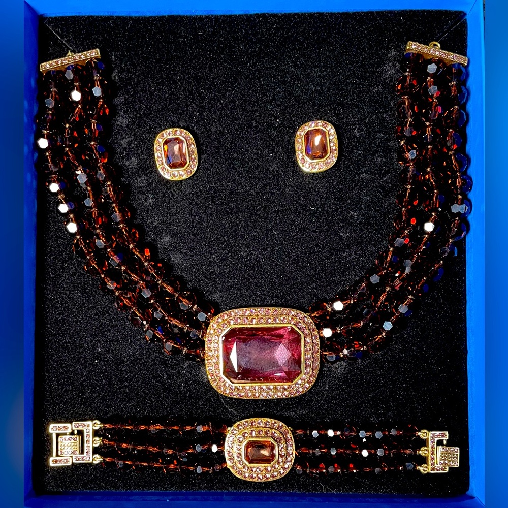 Heidi Daus “Tailored to Fit “ Set: Necklace, bracelet, earrings in original box.